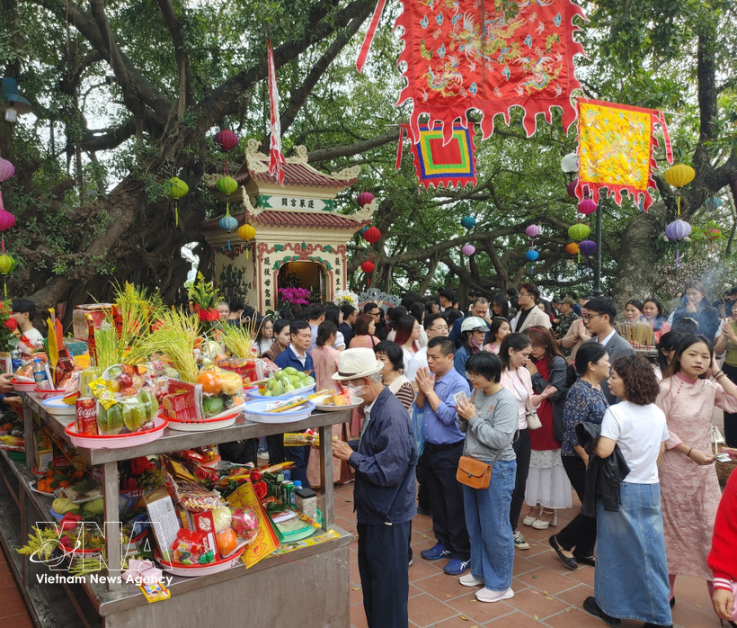 Phu Tay Ho draws large crowds on the morning of the first day of the Lunar New Year. (Photo: VNA)