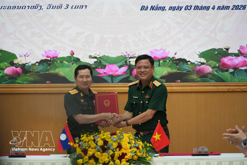 Sen. Lieut. Gen. Nguyen Truong Thang, Deputy Minister of National Defence of Vietnam (right) and Sen. Lieut. Gen. Saichay Kommasith, Deputy Minister of National Defence and Chief of the General Staff of the Lao People’s Army exchange the minutes of the dialogue. (Photo: VNA)