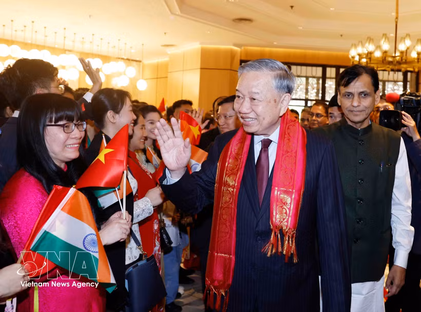 Representatives of the Vietnamese community in India welcome Party General Secretary and State President To Lam in New Delhi on May 5, 2026. (Photo: VNA)