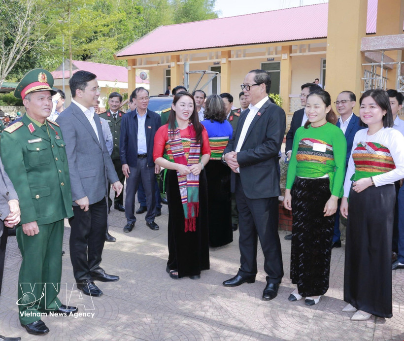 The NA Vice Chairman and his entourage inspect preparations for the election at polling station No. 10 in Tan Thanh village (Photo: VNA)