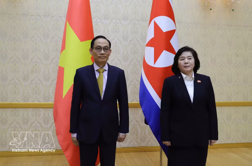 Vietnamese Minister of Foreign Affairs Le Hoai Trung (left) and DPRK Minister of Foreign Affairs Choe Son Hui. (Photo: VNA)