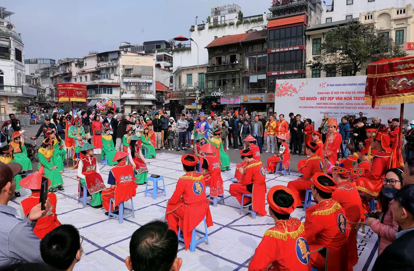 In human chess, each piece is represented by a person in corresponding costume, moving across a giant board under the direction of two players. (Photo: VNA)