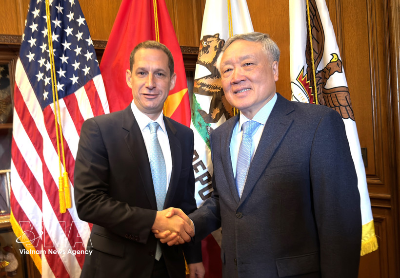 Permanent Deputy Prime Minister Nguyen Hoa Binh (right) and Mayor of San Francisco Daniel Lurie at their meeting on March 26 (Photo: VNA)