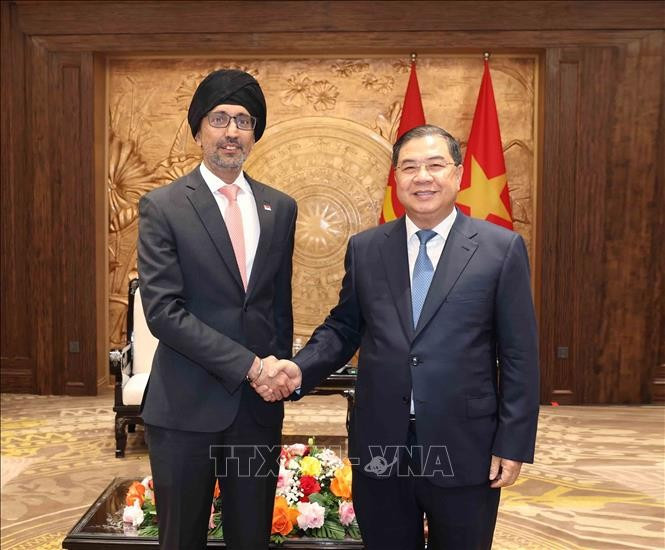 Politburo member, Secretary of the Party Central Committee and Chief of its Office Pham Gia Tuc (R) receives Singaporean Ambassador to Vietnam Rajpal Singh on March 6. (Photo: VNA)
