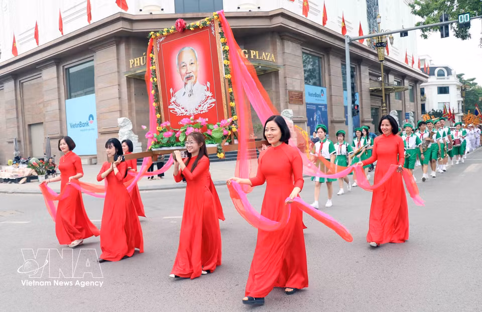Procession takes place through the streets of the northern province of Thai Nguyen in commemoration of the Hung Kings. (Photo: VNA)