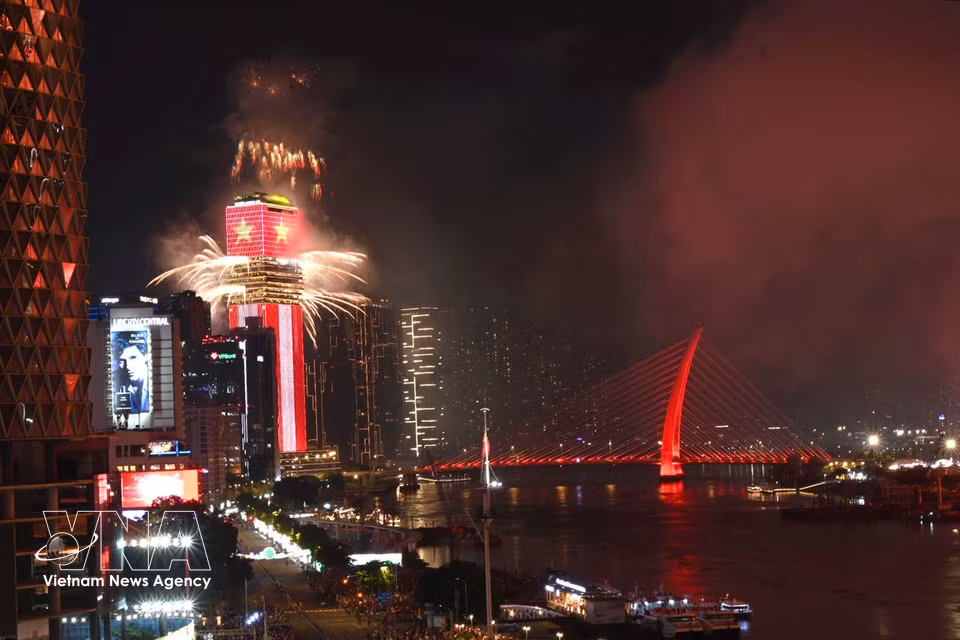 An artistic fireworks display lights up the sky above Landmark 81 in Ho Chi Minh City (Photo: VNA)