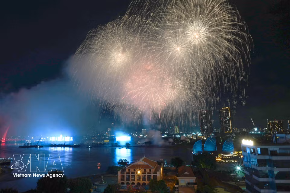 Ho Chi Minh City marks 50 years with spectacular fireworks (Photo: VNA) ​