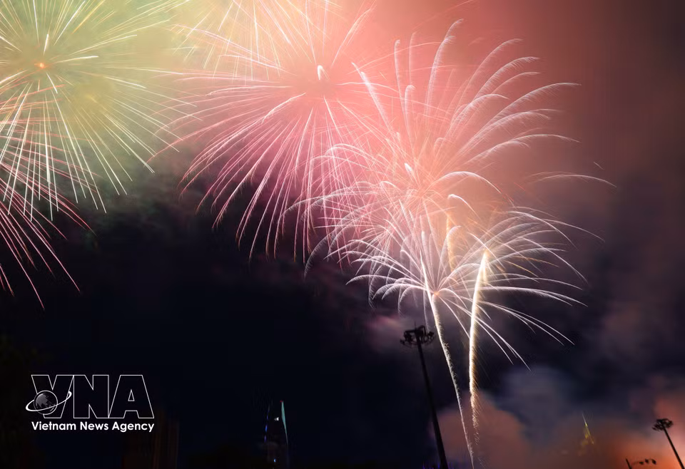 Ho Chi Minh City marks 50 years with spectacular fireworks (Photo: VNA)