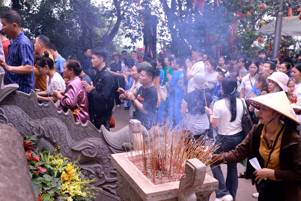 People in the northern province of Phu Tho - known as the ancestral land of Vietnam - pay tribute to the Hung Kings on Commemoration Day (Photo: VNA)