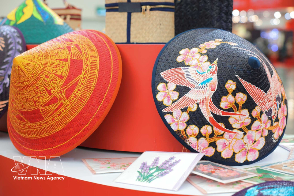 Sedge grass hats hand-painted with vivid depictions of Vietnam’s 54 ethnic groups. (Photo: VNA)