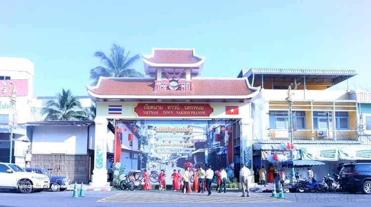 The inauguration of the Thailand–Vietnam Cultural Street Gate on Nittayo Road, a major thoroughfare in Thailand’s Nakhon Phanom province, on October 10, 2024. (Photo: VNA)