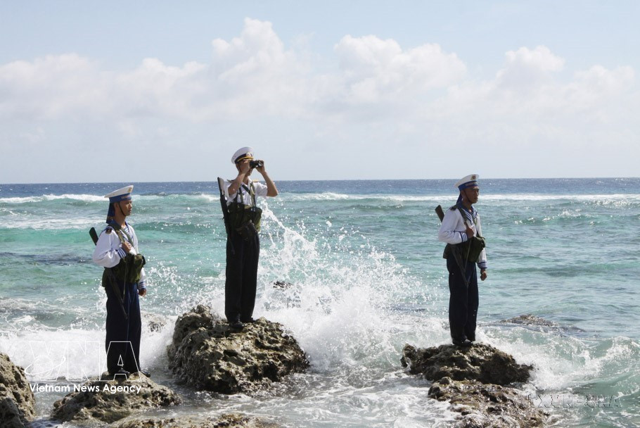 Officers and soldiers on Song Tu Tay island patrol at sea. (Photo: VNA)