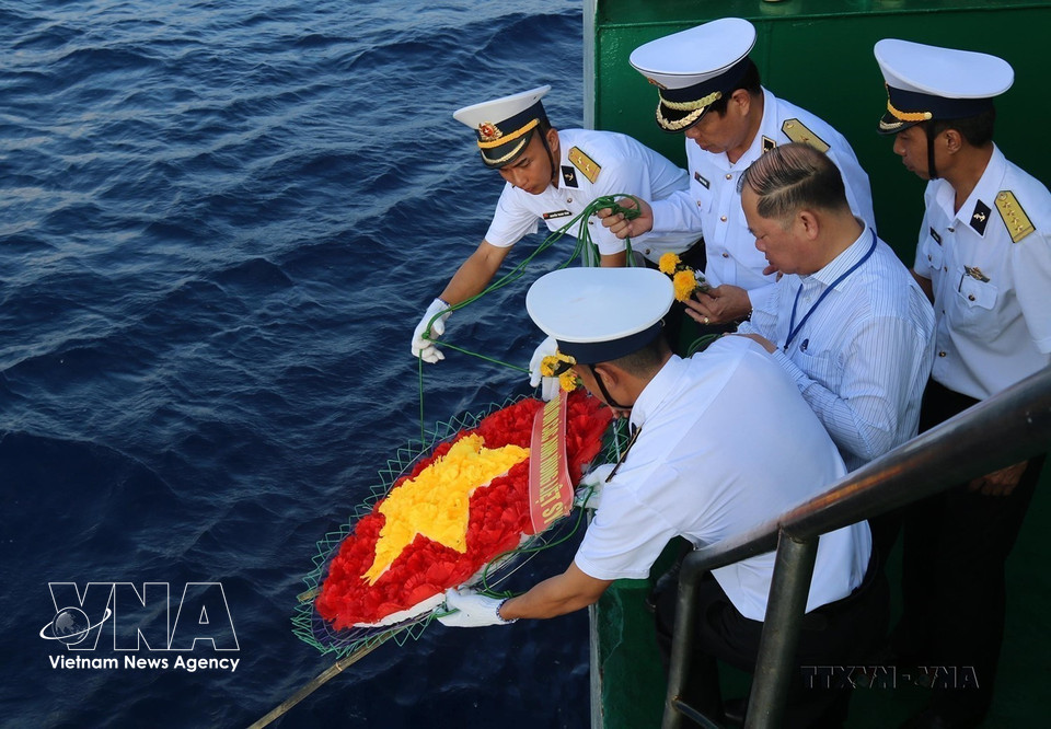 Officers and soldiers release a wreath shaped like the national flag into the sea in tribute to martyrs who sacrificed their lives in the waters of Truong Sa (June 4, 2021). (Photo: VNA)