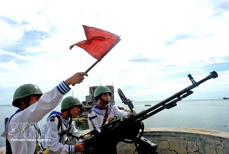 Soldiers in Truong Sa (Spratly) Archipelago always stand ready to firmly protect the nation’s sacred maritime sovereignty. (Photo: VNA)