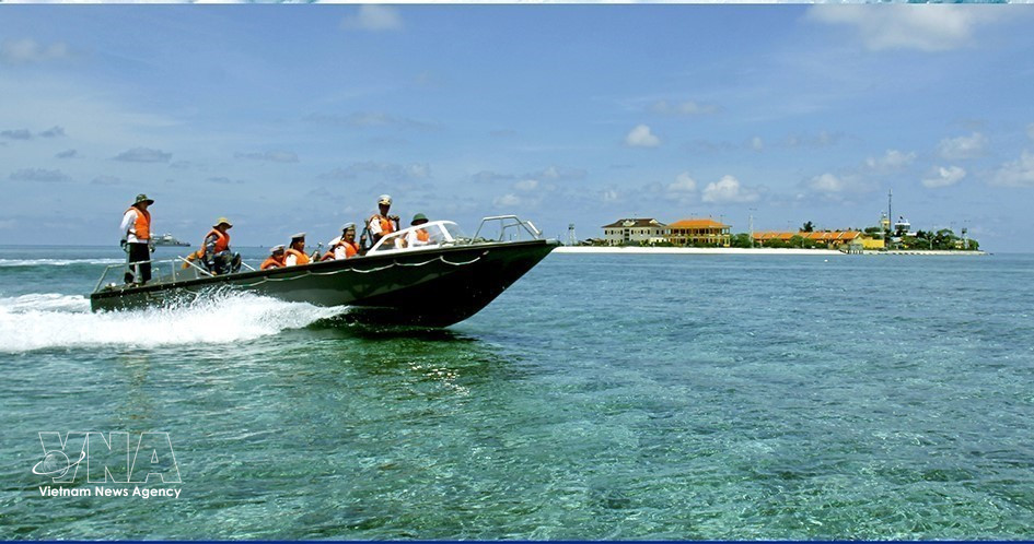 Troops patrol to safeguard sovereignty in the waters around Sinh Ton island. (Photo: VNA)