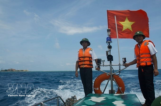 Troops patrol to safeguard sovereignty in the waters around Truong Sa Dong island (Photo: VNA)