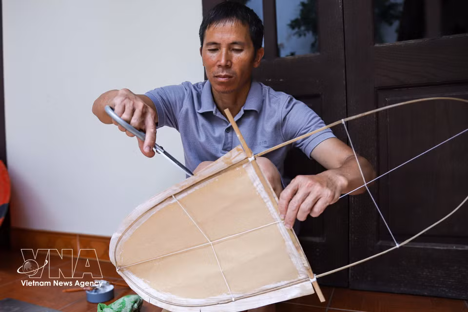 A distinctive feature of Ba Duong Noi flute kites is that traditional kites have no tails, requiring artisans to precisely calculate the frame proportions, curvature, and lift so the kite can remain balanced in flight. (Photo: VNA)