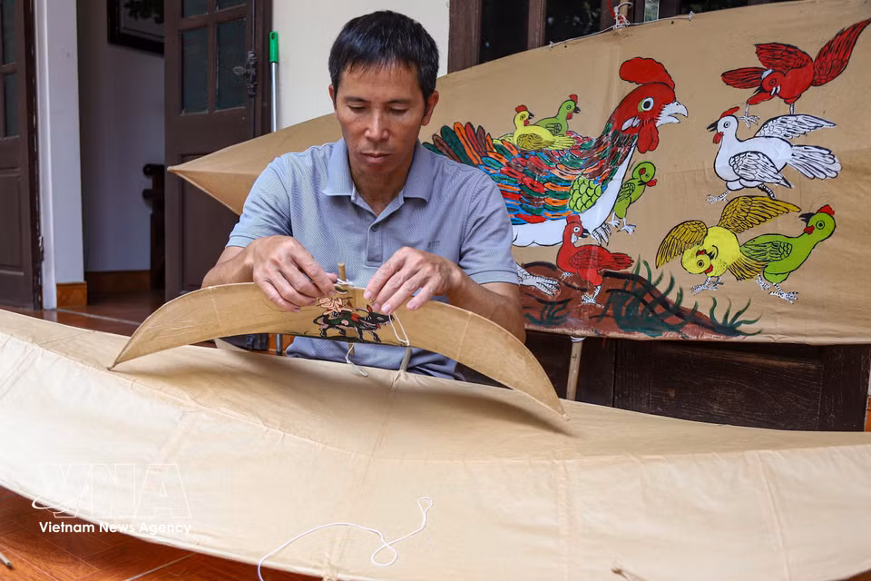 Kites in Ba Duong Noi village are covered with traditional "do" paper, a lightweight and porous material that allows the kites to catch the wind more easily, fly faster, and remain stable. (Photo: VNA)