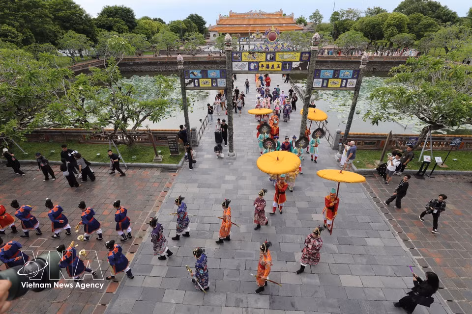 The programme brings together more than 1,500 performers and enthusiasts of traditional Vietnamese attire from across the country’s three regions. (Photo: VNA)