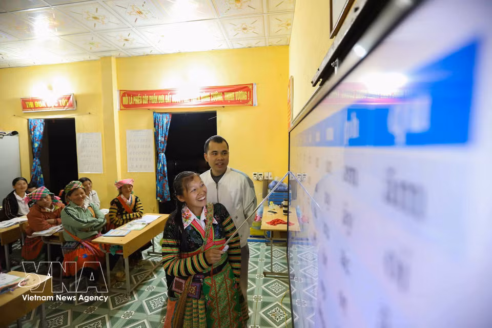 Teacher Luong Van Duong is one of two instructors teaching literacy classes for the learners. (Photo: VNA)