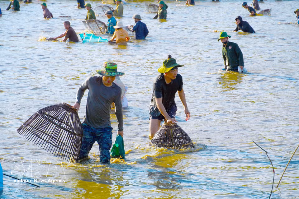 The Vuc-Rao fishing festival attracts a huge number of local people and visitors eager to experience and learn about the area’s culture. (Photo: VNA)