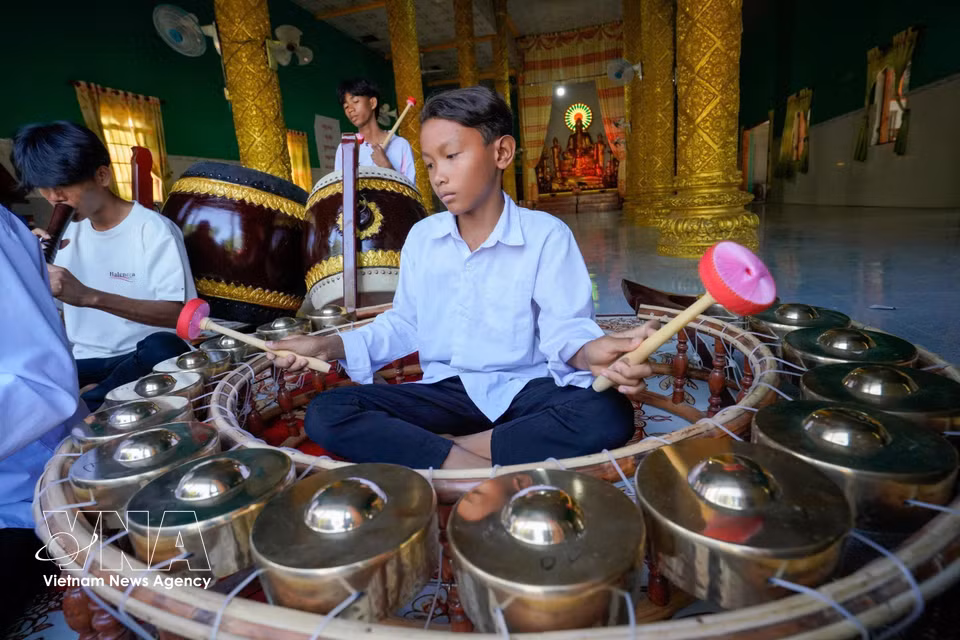 The name Ngu Am (Five-tone ensemble), also known as Pinn Peat, derives from its composition of five groups of musical instruments made from five different materials, creating five distinctive tonal qualities that represent the philosophy of yin-yang and the five elements. (Photo: VNA)