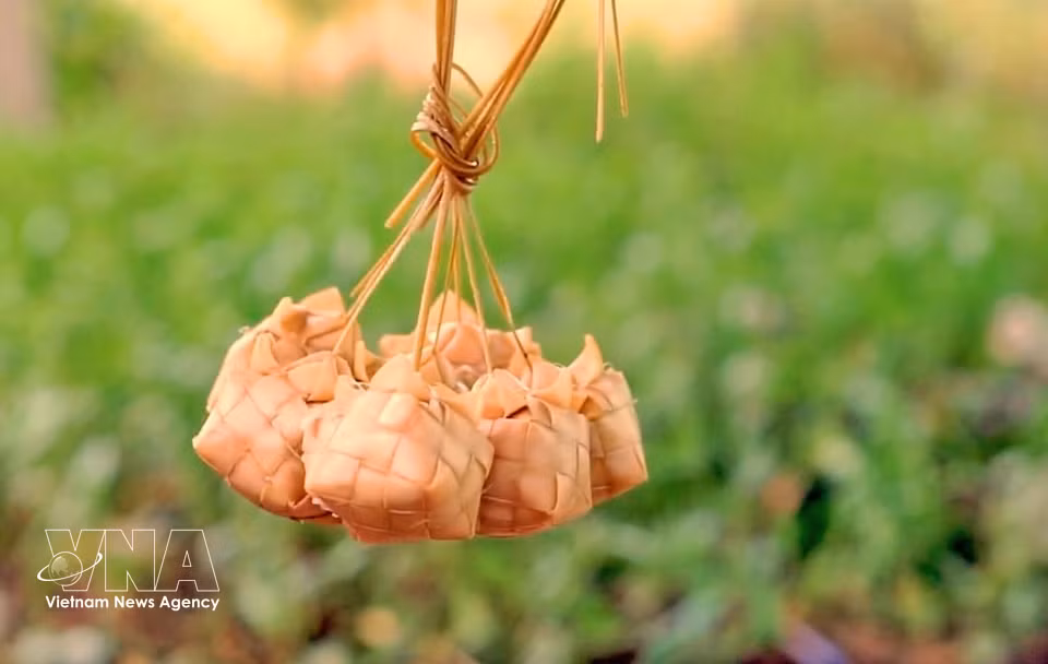 These small, square-shaped Ka Tum cakes resemble ripe pomegranates, symbolising hopes for prosperity and happiness. (Photo: VNA)