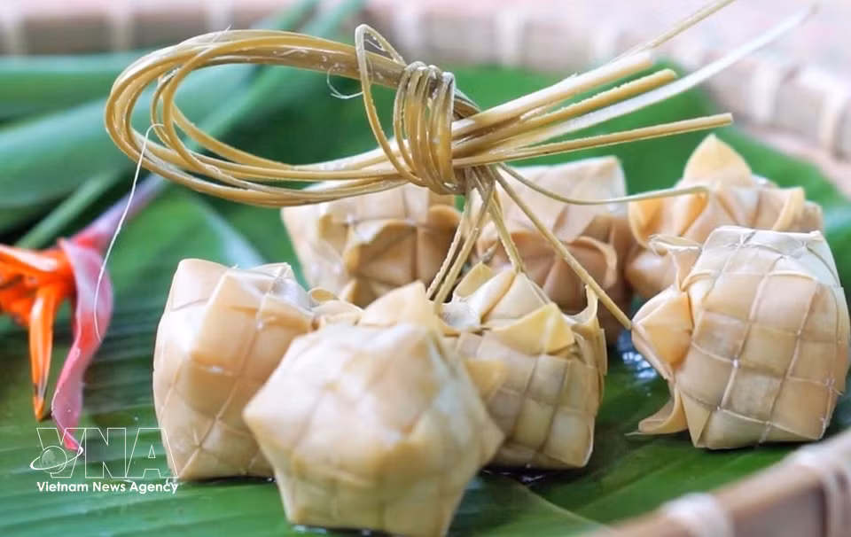 In the past, Ka Tum cakes were made only for major Khmer festivals such as Chol Chnam Thmay and Sene Dolta. Today, the cakes have become a popular local speciality gift at an affordable price of 6,000 VND (0,2 USD) each. (Photo: VNA)
