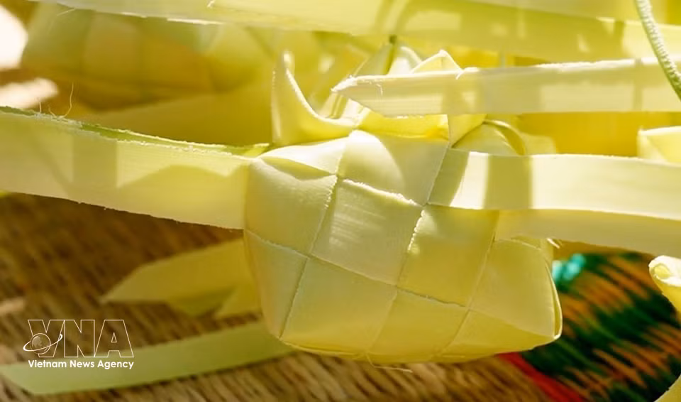 The outer casings of Ka Tum cakes are intricately woven from young palmyra palm leaves, creating a distinctive highlight of this traditional delicacy of the Khmer ethnic community in the Bay Nui region of An Giang. (Photo: VNA)