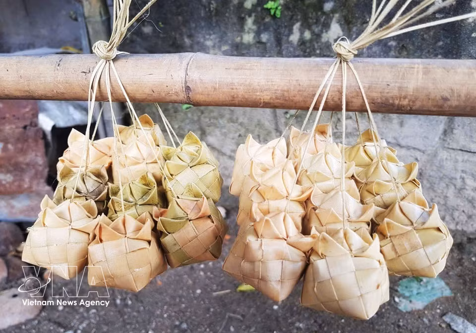 Ka tum cakes are exquisite works of craftsmanship, created by the skilful hands of Khmer women in An Giang province. (Photo: VNA)