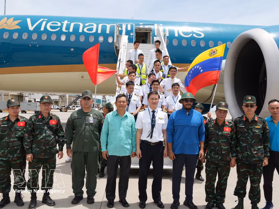 Representatives of the Vietnamese rescue mission, Venezuelan officials, and the Vietnam Airlines flight crew pose for a group photo. (Photo: VNA)