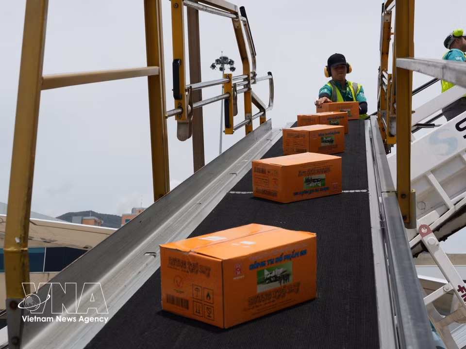 Relief supplies are transported at the international airport in Caracas, Venezuela, ahead of their delivery to affected areas. (Photo: VNA)