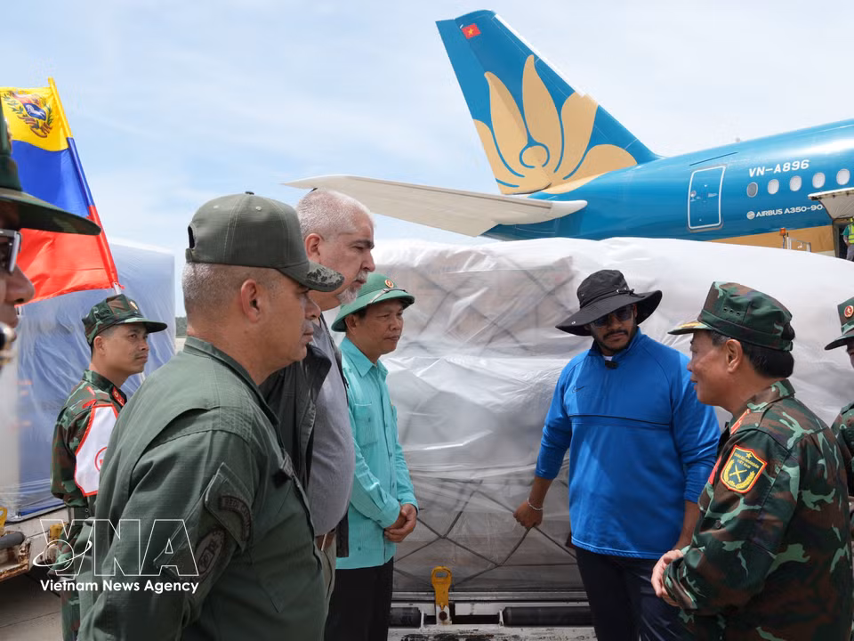 Overview of the handover ceremony of Vietnam’s humanitarian relief supplies to Venezuela at the international airport in Caracas. (Photo: VNA)