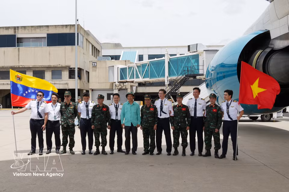 Representatives of the Vietnamese rescue mission, Venezuelan officials, and the Vietnam Airlines flight crew pose for a group photo. (Photo: VNA)