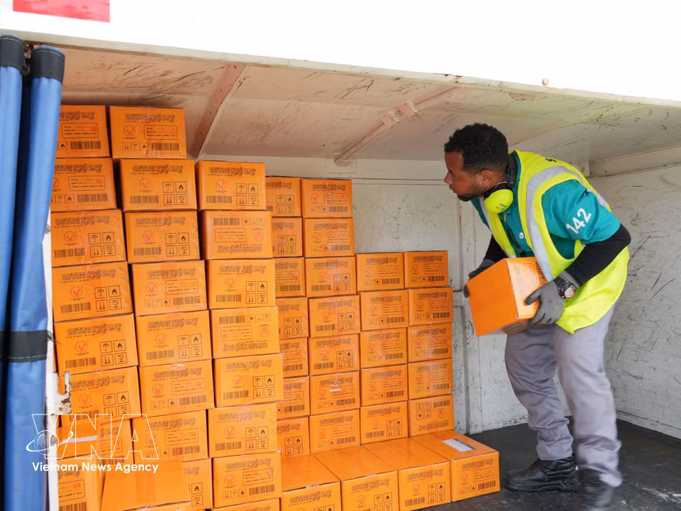 Relief supplies are transported at the international airport in Caracas, Venezuela, ahead of their delivery to affected areas. (Photo: VNA)