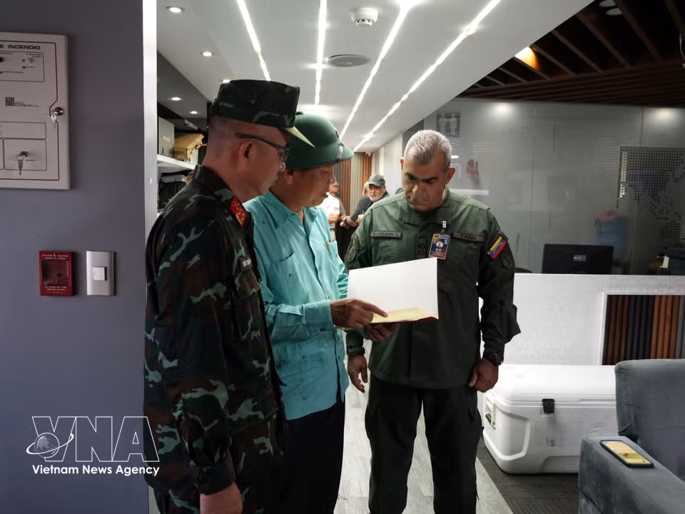 Vietnamese Ambassador to Venezuela presents a letter from Vietnam's Minister of National Defence to a representative of Venezuela's Ministry of Defence. (Photo: VNA)
