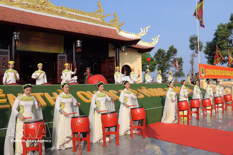 An opening drum performance marks the start of the ceremony in An Giang. (Photo: VNA)
