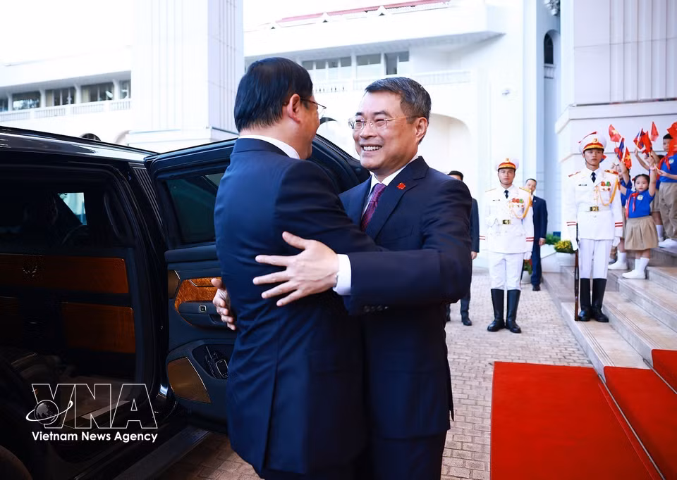 Prime Minister Le Minh Hung welcomes Lao Prime Minister Sonexay Siphandone (Photo: VNA)
