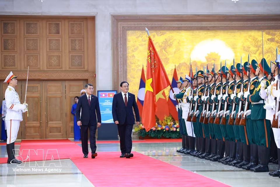 Prime Minister Le Minh Hung presides over the welcome ceremony for Lao Prime Minister Sonexay Siphandone (Photo: VNA)