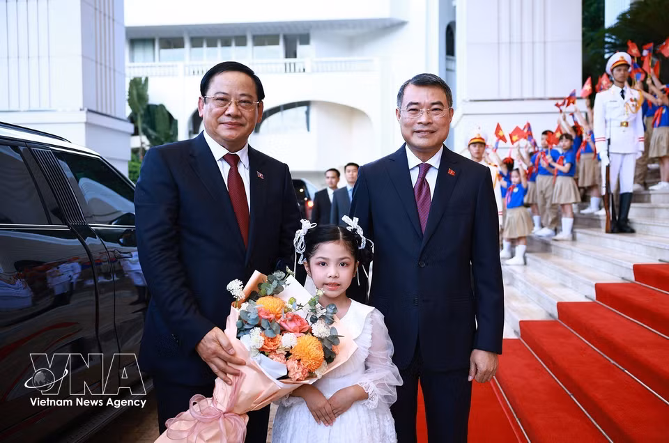 Prime Minister Le Minh Hung welcomes Lao Prime Minister Sonexay Siphandone (Photo: VNA)