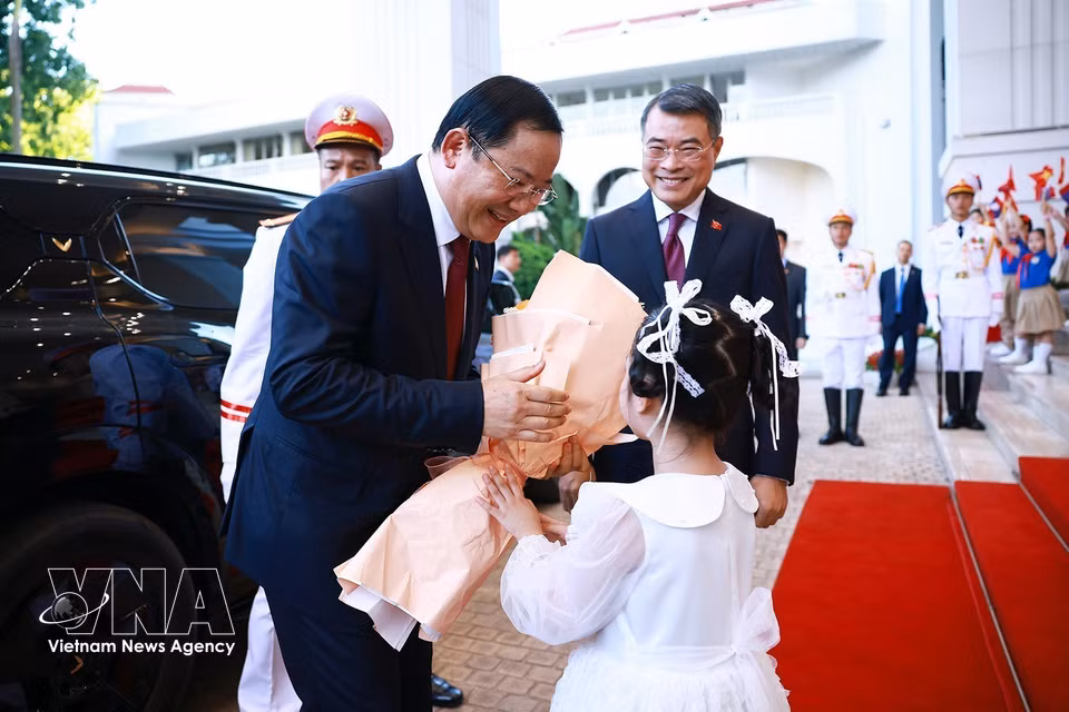 Prime Minister Le Minh Hung welcomes Lao Prime Minister Sonexay Siphandone (Photo: VNA)