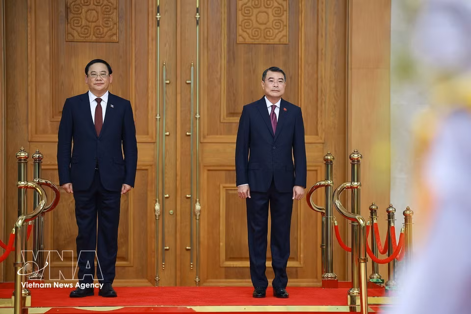 Prime Minister Le Minh Hung presides over the welcome ceremony for Lao Prime Minister Sonexay Siphandone (Photo: VNA)