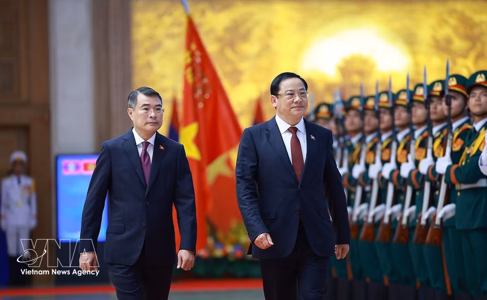 Prime Minister Le Minh Hung presides over the welcome ceremony for Lao Prime Minister Sonexay Siphandone (Photo: VNA)