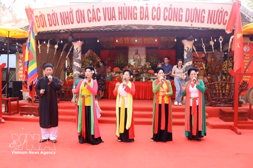Art performance celebrates the Hung Kings Commemoration Day in Dak Lak (Photo: VNA)