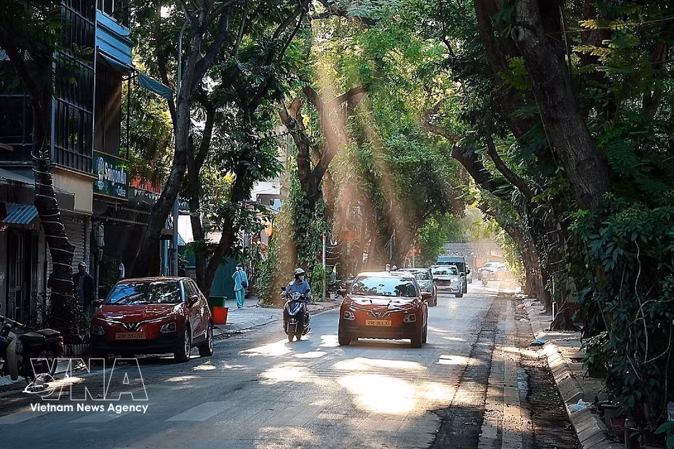 Not even 6:30 AM yet, but the sun is already blazing as people begin their morning routines earlier than usual. (Photo: VNA)