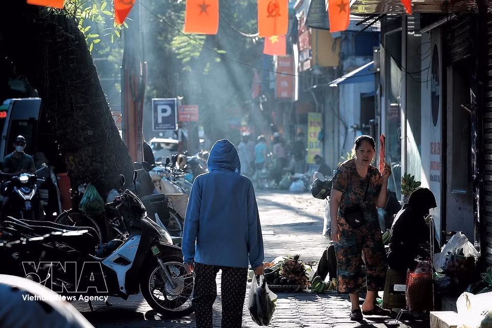 The local market starts bustling with buyers and sellers early in the morning. (Photo: VNA)