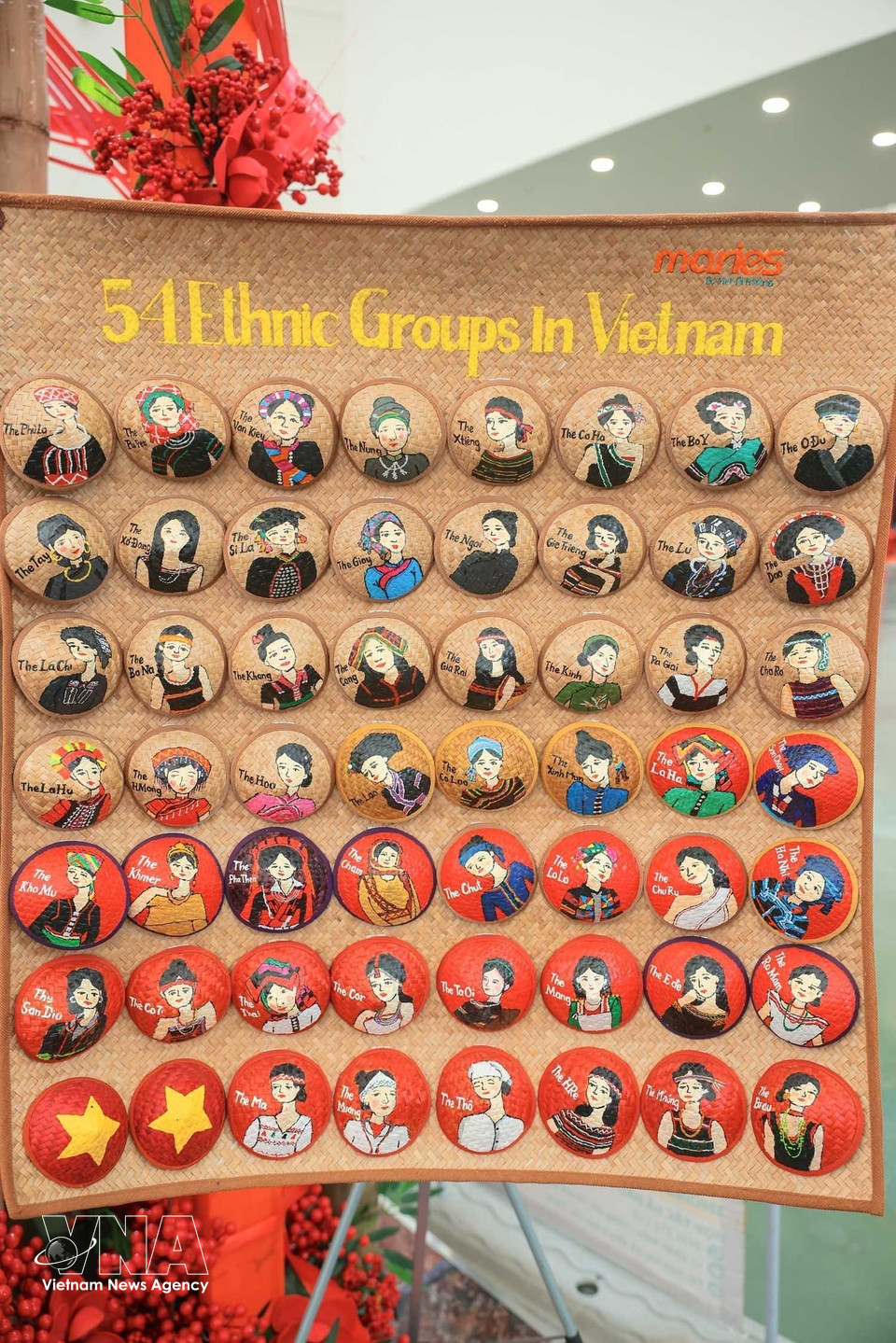 Sedge grass hats hand-painted with vivid depictions of Vietnam’s 54 ethnic groups. (Photo: VNA)