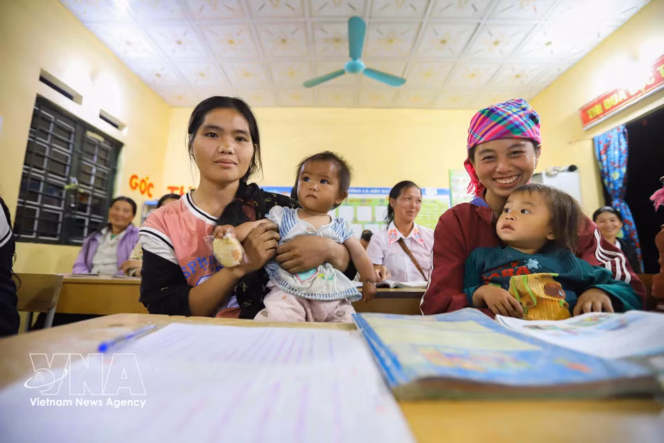 Song Thi Khua and Hang Thi Cha bring their children along to class. (Photo: VNA) ​ ​ ​