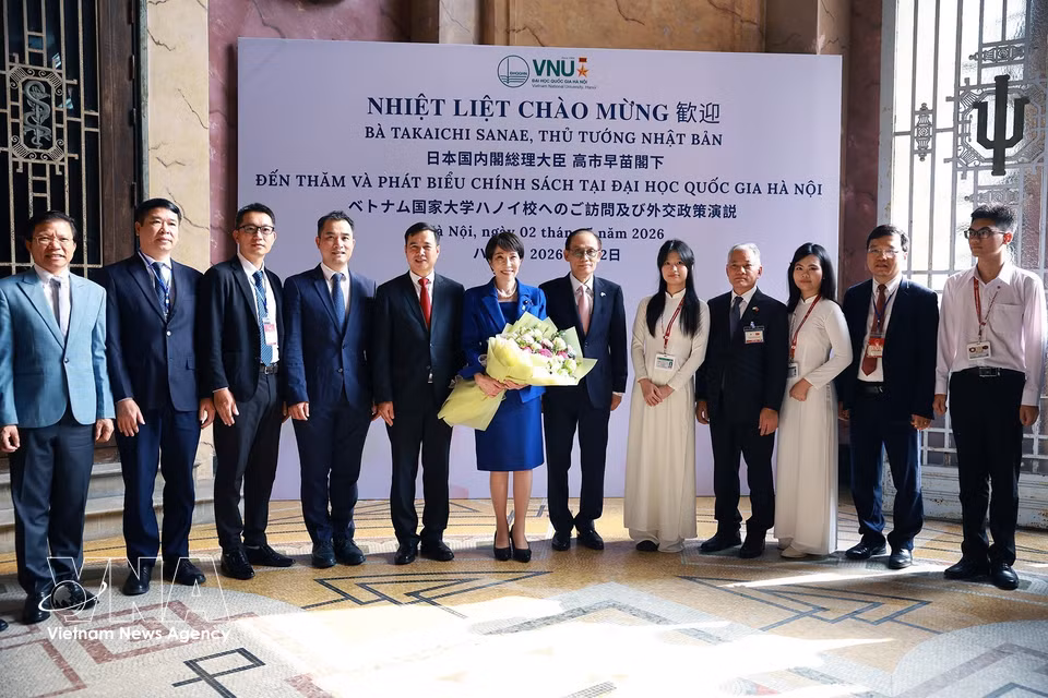 Japanese Prime Minister Takaichi Sanae visits the Vietnam National University - Hanoi (Photo: VNA)