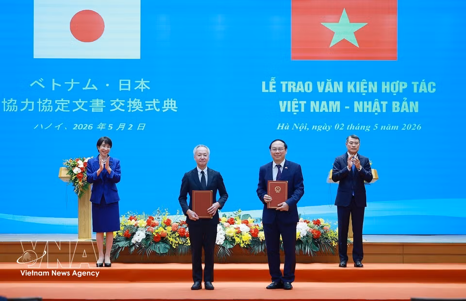The two Prime Ministers witness the exchange of cooperation documents between Vietnam and Japan (Photo: VNA)